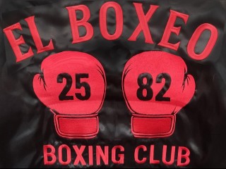 Odolná výšivka s čistými detaily a pevným prošíváním